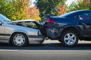 menabrak mobil berhenti mendadak