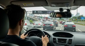 cara mengemudi di jalan raya bagi pemula
